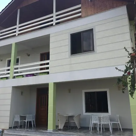 אכסניה Grande House טיראנה